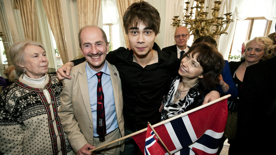 MUSIKER-FAMILIE: B�de mamma Natalie og pappa Igor er musikere. I dag feiret de nasjonaldagen sammen med s�nnen p� den norske ambassaden i Moskva. Foto: Henning Lilleg�rd/DAGBLADET