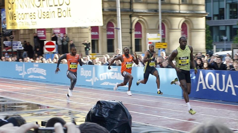 SUVEREN: Litt sm�rusten og p� v�tt underlag l�p Usain Bolt 150 meter p� 14 sekunder og 36 hundredeler. Foto: SCANPIX/AP/Paul Thomas
