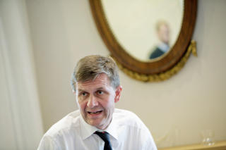 OSLO 20090508:
Milj�- og utviklingsminister Erik Solheim hadde  fredag ettermiddag m�te med representanter for det tamilske milj�et i Norge.
Foto: Stian Lysberg Solum / SCANPIX