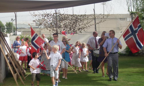 DUBAI:  Litt over 100 mennesker feiret 17. mai p� sj�mannskirken i Dubai, med 38 grader, sang, taler, is og  vafler. Foto: 
Knut Herman Otterbech