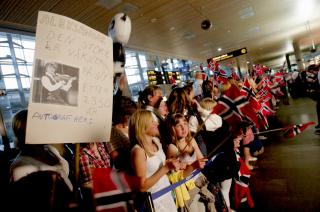 VENTER I SPENNING: Flere tusen synger Fairytale mens de venter p� helten. Stian Lysberg Solum / SCANPIX