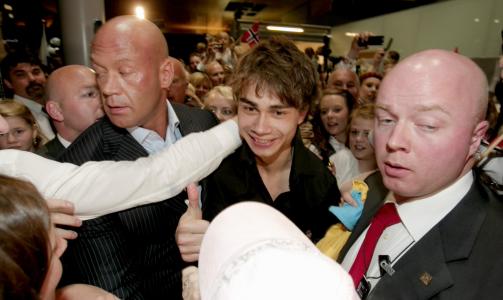 POPUL�R: Alexander Rybak var sv�rt popul�r da han landet p� Gardermoen. Foto: Stian Lysberg Solum / SCANPIX