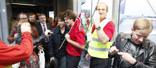 INGEN FRED � F�: Norges Alexander Rybak fikk ikke fred verken p� flyet, ved flyet eller p� flyplassen. P� Gardermoen ble han mottatt som en helt av personalet.
Foto Sara Johannessen / SCANPIX