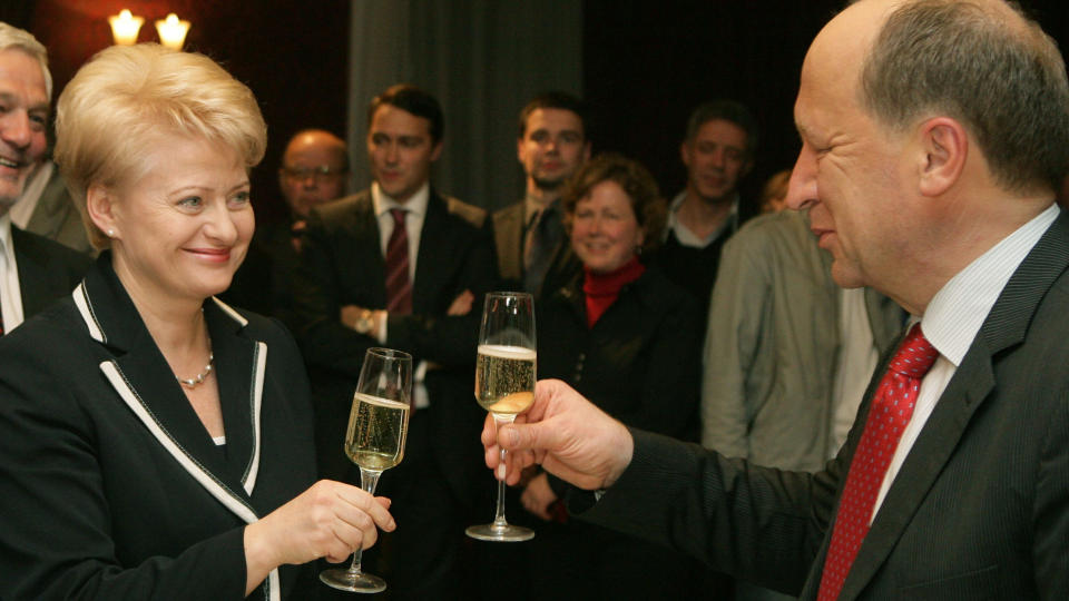 SPRUDLEVANN: Presidentkandidat Dalia Grybauskaite feirer valgseieren ved � sk�le med Litauens statsminister Andrius Kubilius. Grybauskaite fikk nesten 70 prosent av stemmene. Foto: SCANPIX/AFP PHOTO / PETRAS MALUKAS