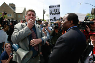 PROTESTER: Antiabortaktivistene Randall Terry (t.v.) og Alan Keyes protesterer utenfor universitetet Notre Dame, i anledning Obamas tilstedev�relse p� den katolske skolen. Minst 39 personer ble arrestert. Foto: SCANPIX/Scott Olson/Getty Images/AFP