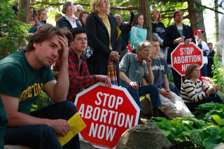 SATT UTENFOR: En rekke katolske avgangsstudenter nektet � delta p� sin egen seremoni, da de mener at Obamas syn p� selvbestemt abort bryter med kirketrua. Foto: SCANPIX/Scott Olson/Getty Images/AFP