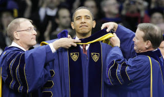 DR. OBAMA: Obama ble tildelt en �resdoktorgrad i juss. Foto: SCANPIX/AP Photo/Charles Rex Arbogast