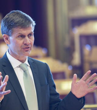 VIL UT: Milj�- og utviklingsminister Erik Solheim uttalte seg kritisk mot oljesandprosjektet under SVs landsm�te, men regjeringen har ikke endret sitt standpunkt om � ikke gripe inn mot StatoilHydros omstridte prosjekt. Foto: Scanpix