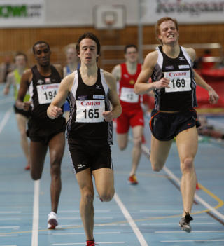 INGEN SKAM � TAPE FOR DENNE KAREN: Joachim Br�ndbo, her idet han vinner innend�rs-NM p� 1500-meter i Stangehallen ifjor, tilh�rer norgeseliten i friidrett. Foto: Terje Bendiksby / SCANPIX