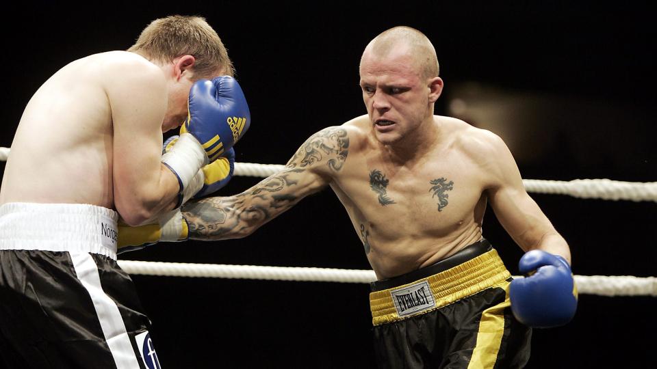 KAMP I FARE: Reidar Walstad (t.v.), her i kamp mot svenske Karl Larsson, vet ikke n�r han bokser neste gang. Foto: Scanpix