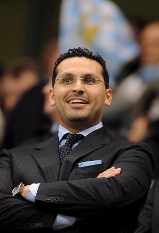 GJENTAR: Manchester City-styreformann Khaldoon Al Mubarak sier han ikke har planer om � bytte City-manager. Foto: EPA/MARCUS BRANDT