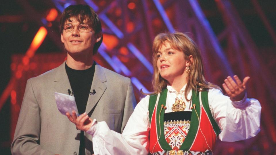 I 1996:  Sist gang Norge avholdt finalen i Melodi Grand Prix, var det Morten Harket og Ingvild Bryn som ledet showet. Foto: Scanpix