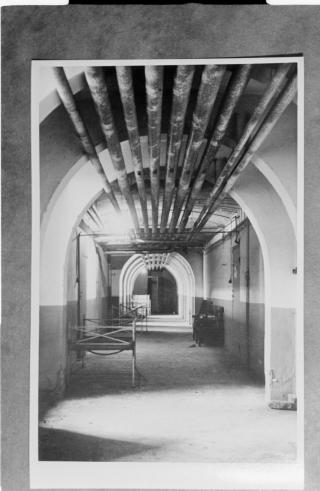 FOR DE UPRODUKTIVE: Gangen i  Bernburg Sanatorium og mentalsykehus, 1945. Familiene til de som ble drept her fikk ofte brev med kondolanse og d�ds�rsak oppgitt som hjertesvikt, tuberkulose eller lignende. De fikk ogs� en urne, men at det var familiemedlemmets aske i urnen var tvilsomt. Foto: � J�rgen Schmidt, Bernburg