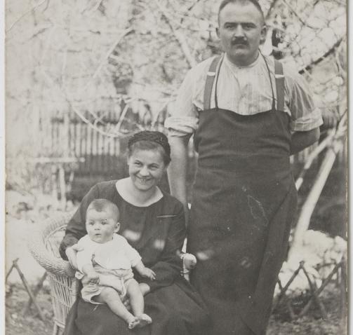 MARTIN BADER: Her er han avbildet sammen med kona Maria og s�nnen Helmut sent i 1934. S�nnen Helmut deltok under �pningen av den nye utstillingen i Berlin. Her f�r vi h�re hvorfor faren ble drept. Foto: Helmut Bader