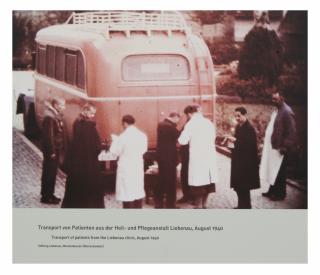 SYKETRANSPORT: Her blir pasienter transportert fra Liebenau sanatorium og mentalsykehus i august 1940. I gr� busser med tildekkede vinduer ble pasientene hentet p� institusjoner av bussene tilh�rende Allmennyttig syketransport A/S etter at Adolf Hitler h�sten 1939 hadde underskrevet en ordre om eutanasi, d�dshjelp, til mennesker som nazistene mente hadde et uverdig eller unyttig liv. Foto: � Liebenau Foundation, Meckenbeuren (Upper Swabia)
