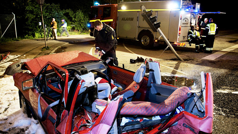 P�KJ�RT I LYSKRYSS: De rusede fotballsupporterne skal ha holdt mellom 150 og 200 kilometer i timen. De kj�rte p� r�dt flere ganger f�r de krasjet med bilen. Foto: Martin Lehmann/Polfoto/Stella Pictures