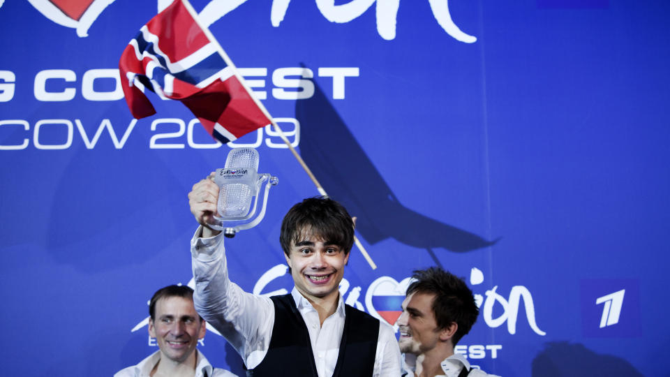 JUBELAlexander Rybak har sikret Norge seieren og neste �rs finalearrangement i Eurovisjonens Melodifestival. Foto: Henning Lilleg�rd