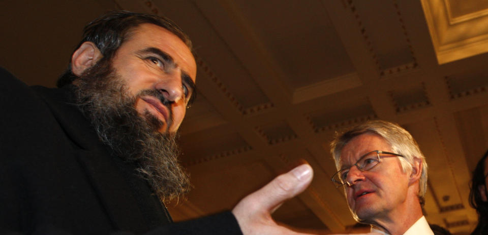 BLIR IKKE HJEMSENDT:  Mullah Krekar blir ikke hjemsendt til tross for avtalen om retur av irakere, da han har et spesielt beskyttelsesbehov. Her er han i samtale med advokat Harald Stabell i H�yesterett i 2007. Arkivfoto: Bj�rn Sigurds�n / SCANPIX