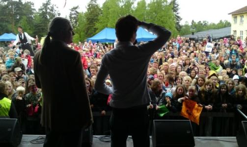 FOLKEFEST P� NESODDEN: Dagen etter 17. mai var det fremdeles stor feiring p� Nesodden. Hjemvendte Alexander Rybak holdt konsert for over tusen fremm�tte. MMS-foto: Lars Eivind Bones/Dagbladet