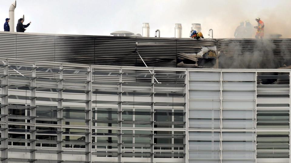 BYR�KRATER EVAKUERT:  Hundrevis av EU-ansatte ble evakuert etter at det br�t ut brann i EU-bygningen i Brussel i dag. Foto: SCANPIX/EPA/BENOIT DOPPAGNE