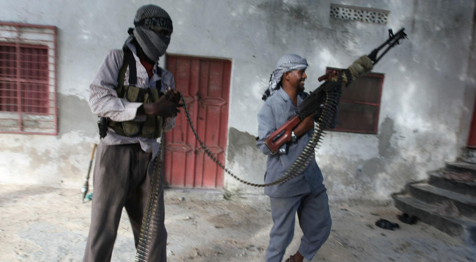 KAMPER I HOVEDSTADEN: Militante islamistiske oppr�rere i hovedstaden Mogadishu s�ndag, bare f� kilometer fra presidentpalasset. Foto: AFP PHOTO/Mohamed DAHIR/SCANPIX