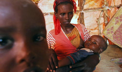 30 000: Halima Hassan og hennes tre barn er bare noen av de 30 000 som har flyktet fra de harde kampene i hovedstaden. Dette bildet ble tatt i en flyktningleir p� fredag. Foto: AFP PHOTO/ MOHAMED DAHIR/SCANPIX