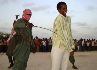 SHARIA: Dette bildet viser innf�ringen av sharialover i praksis. En ung mann blir pisket for � ha voldtatt en kvinne. Piskingen fant sted i utkanten av Mogadishu i mars i �r. Foto: REUTERS/Feisal Omar/SCANPIX