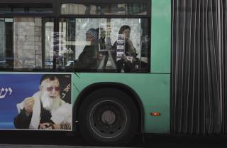 HOLDER MENN OG KVINNER ATSKILT: If�lge j�diske p�bud, yichud, skal menn og kvinner holdes adskilt. I Jerusalem er egne busser for kj�nnene blitt et krav fra ultraordotokse, som ogs� har gjort seg skyldig i � banke opp kvinner som nekter � f�lge regelen. Foto: AP/Peter Dejong