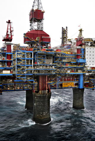 STYRES MED PCER: I s�kalte �integrerte operasjoner� er kontakten mellom offshore og land blitt transparent, og mange av prosessene ute p� plattformen styres av folk p� land og via vanlige pc-er i nettverk. Dette har mange fordeler, men en av ulempene med denne modellen er dalende informasjonssikkerhet.Foto: ESPEN R�ST