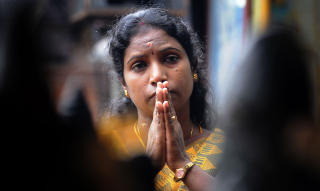 KREVER KYSKHETSL�FTE: Hindunasjonalistiske bevegelser krever at hindukvinnene skal v�re ur�rte og at menn inng�r kyskhetsl�fter. Idealet er at enker brennes p� b�let med sin mann. Foto: AFP/Lakruwan WANNIARACHCHI