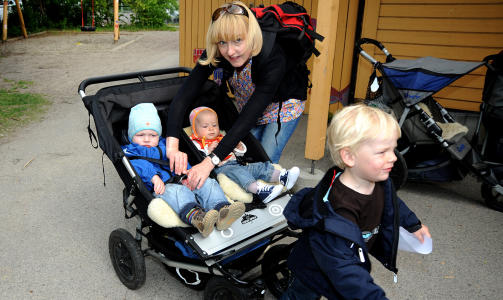 FORELDRE P� JOBB:  Ulla Westb� har ikke barn i barnehagen selv, men tr�dte til og hentet naboens barn siden de ikke fikk seg fri fra jobb. Foto: �istein Norum Monsen
