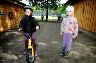 DUMT: Andrea (5) og Idun (5) er enige i at streik er dumt. Foto: �istein Norum Monsen