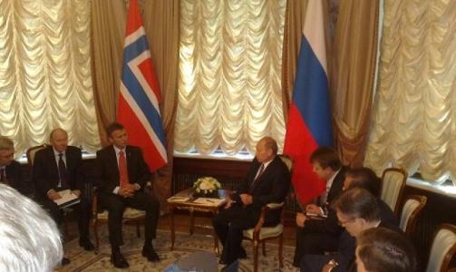 M�TTES I DAG: Statsminister Jens Stoltenberg og statsminister Vladimir Putin kosepratet om Melodi Grand Prix i Moskva i dag. MMS-foto: Henning Lilleg�rd