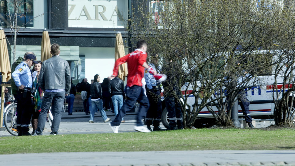 SL�SS MIDT I BYEN: Fotballp�bler fra V�lerenga og Brann barket sammen p� Nationaltheateret i Oslo i forkant av Tippeligakampen mellom de to lagene. N� vil V�lerenga-spillerne ha slutt p� at de p�blene van�rer klubben.
Foto: Kyrre Lien / SCANPIX