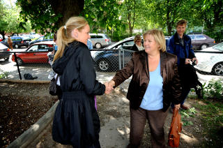 ST�TTER STREIKEN:  Erna Solberg (H) m�tte opp i Seilduken barnehage i dag for � vise sin st�tte til streiken. Her hilser hun p� daglig leder Karianne Kirstistuen. Foto: �istein Norum Monsen