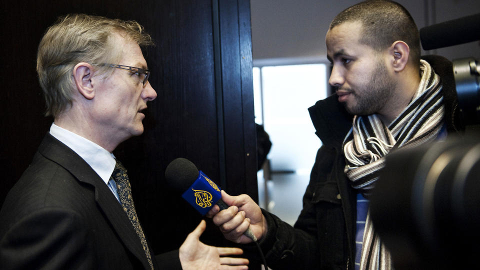 MEDIA VENSTREVRIDD? Ikke egentlig. Det er andre hensyn enn journalisters politiske syn som styrer mediedekningen, viser forskning fra Danmark. Fotografiet viser den danske politikeren Michael Zilmer-Johns i samtale med en journalist fra al-Jazeera. Foto: Jens Norgaard Larsen/AP/Scanpix