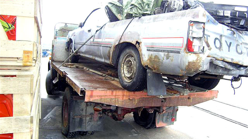 STOPPET I HAMBURG: Denne lastebilen og bilen ble stoppet i Hamburg, p� vei fra Oslo til Lagos i Nigeria. Foto: Tysk politi