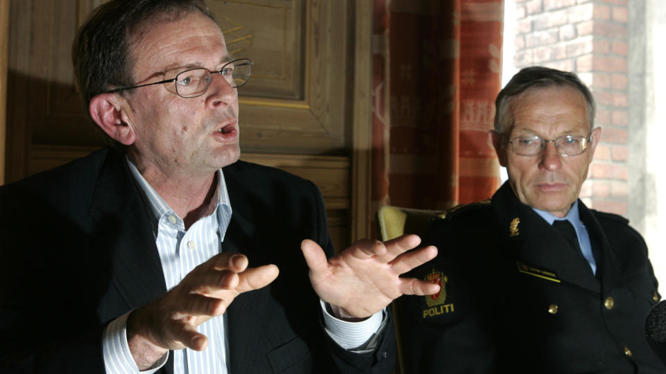 FORN�YDE: De samlede tallene for barne- ungdomskriminalitet i Oslo er stabile og viser en liten nedgang. Det er byr�dsleder Erling Lae og politimester Anstein Gjengdal forn�yde med. Bare 7,3 prosent av all registrert kriminalitet beg�tt i Oslo i fjor ble beg�tt av personer under 18 �r. 
Foto: Bj�rn Sigurds�n / SCANPIX