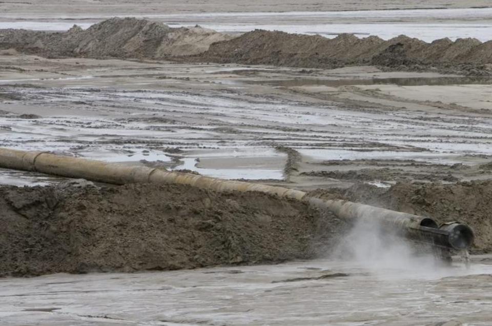 �DELEGGENDE: Oljesandprosjektet gj�r store innhogg i naturen i Alberta. Statoil benekter ikke milj�skadene, men g�r likevel videre med prosjektet. Naturvernere er oppr�rt over Statens passivitet. Foto: AFP PHOTO/David BOILY/Scanpix