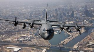 MILLIT�R: Det var et fly av denne typen, en C-130 Hercules, som styrtet. Foto: SCANPIX/AUSTRALIA TRANSPORT CITYSCAPE MILITARY SOCIETY