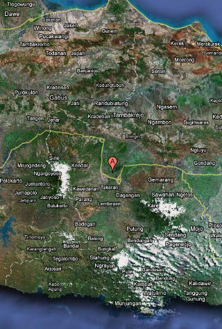  Lokale medier skriver at flystyrten fant sted bare fire kilometer fra flyplassen i distriktet Madiun p� �stlige Java i Indonesia. Flere hus skal v�re truffet. Kart: GOOGLE