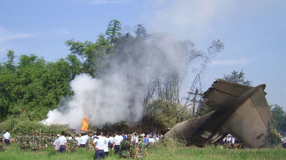 UTBRENT: Over 60 personer d�de da Hercules-flyet styrtet i �st p� Java i Indonesia. 112 personer var om bord. Foto Scanpix/AFP PHOTO/NAUFAL
