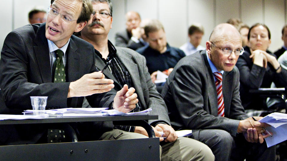 - NAIVT: Professor Filip Truyen (f.v.), amanuensis Hugo Matre og professor Johan Giertsen, alle fra Universitetet i Bergen, har finlest Akers avtale med staten og synes ikke staten har noen grunn til � klage. De mener regjeringen har opptr�dt naivt. Foto: Nina Hansen