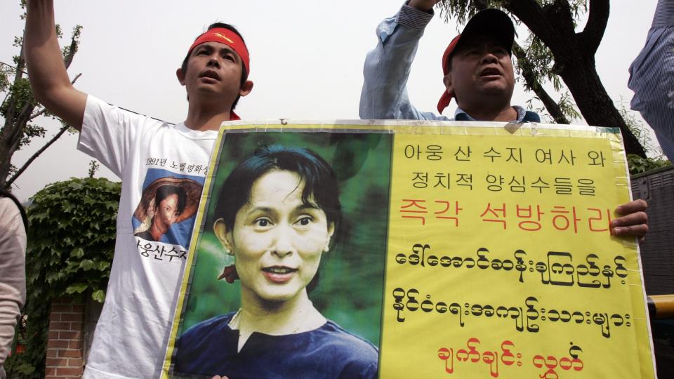 MARKERER SIN ST�TTE: Demonstranter fra Myanmar's National League for Democracy markerer sin st�tte til opposisjonlederen Aung San Suu Kyi foran Burmas ambassade i Seoul i S�r-Korea. Foto: Jo Yong-Hak/Scanpix/Reuters