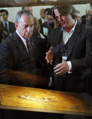 KASTET GLANS: New Yorks borgermester Michael Bloomberg deltok p� pressekonferansen. Her viser J�rn H. Hurum fram fossilet som han har samlet et �dream team� av tyske og amerikanske vitenskapsmenn for � studere.Foto: MIKE SEGAR/REUTERS/SCANPIX