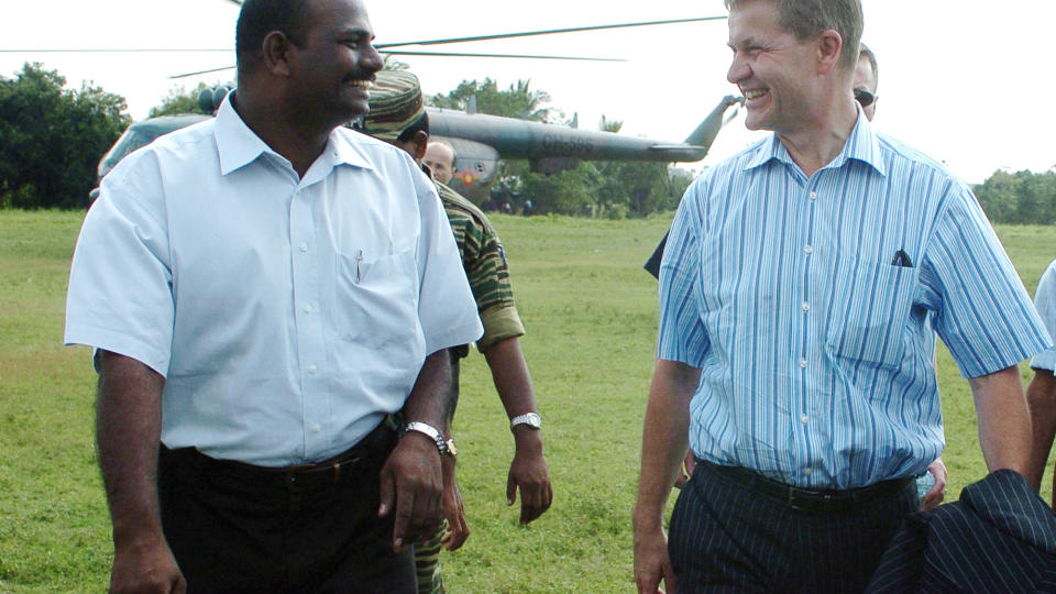 RINGTE SOLHEIM: Seevaratnam Puleedevan, leder for LTTEs fredssekretariat, ringte Erik Solheim bare timer f�r han ble skutt og drept. Her er de to avbildet sammen da Solheim var p� Sri Lanka i januar 2006. Foto:AFP PHOTO/Lakruwan WANNARACHCHI/SCANPIX