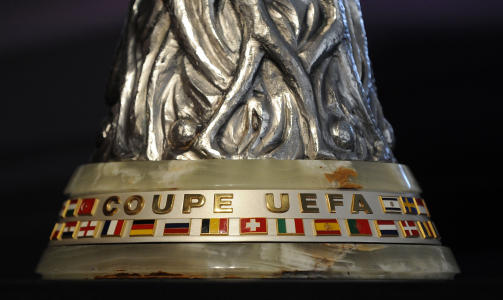 BEHOLDER POKALEN: Denne pokalen skal deles ut ogs� i neste sesongs Europa League. Foto: AFP