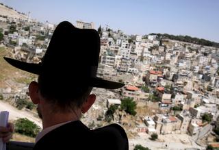 KAMPEN OM LAND:  Den israelske parlamentarikeren og Knesset-medlemmet Uri Maklev ser utover Silwan-nabolaget i �st-Jerusalem. Den siste tida har palestinske innbyggere i denne bydelen blitt kastet ut, til fordel for israelske bosettere. Palestinske ledere mener n� Israel �nsker � stramme grepet om �st-Jerusalem, som etter internasjonale avtaler skal tilh�re palestinerne. Foto: Epa/Scanpix