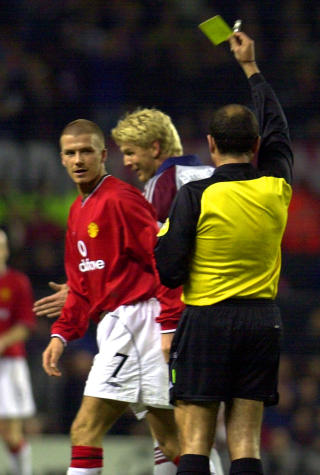 FIKK GULT. TIL SLUTT: David Beckham er ikke Effenbergs favoritt. Her f�r Beckham gult etter en takling av den r�ffe tyskeren i kvartfinalen i 2001.Foto: AP/Paul Barker