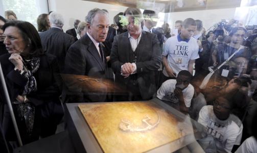 AVDUKER �MISSING LINK�: Forsker J�rn Hurum avduker hva han har jobbet med de to siste �rene, en 47 millioner gammel fossil av en ape - godt mulig den
s�kalte �Missing Link�. Foto: SCANPIX/EPA/JUSTIN LANE